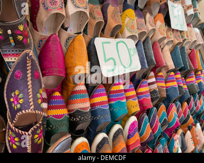 Applique colorate pantofole in pelle per la vendita in Marocco Foto Stock