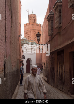 Il vecchio uomo con giubbotti di tipiche in una strada a Marrakech, Marocco Foto Stock