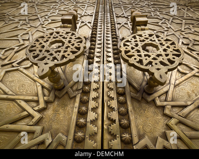 Dettaglio dei battenti dello sportello al Dar El Makhzen Royal Palace di Fez, Marocco Foto Stock