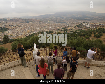 I turisti in belvedere cercando di Fez, Marocco Foto Stock