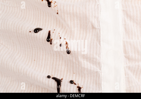 Nuovo cioccolato macchie su ciò che è stato una camicia pulita Foto Stock