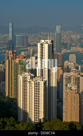 Alta rising edifici residenziali e torri di uffici nel quartiere centrale di Hong Kong