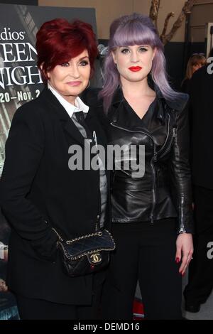 Los Angeles, California, USA. Xx Settembre, 2013. Sharon Osbourne; Kelly Osbourne frequentare Halloween notti Horror Eyegore Awards presso gli Universal Studios, Settembre 20, 2013 in città universale, CA.USA. Credito: TLeopold/Globe foto/ZUMAPRESS.com/Alamy Live News Foto Stock