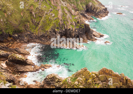 Acquamarina mare in una grotta vicino Bosigran, Cornwall, Regno Unito. Foto Stock