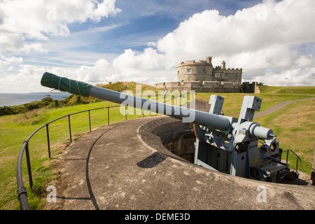 L'artiglieria al Castello di Pendennis, una fortezza che ha protetto la Cornovaglia dall invasione per 450 anni, Falmouth, Regno Unito. Foto Stock