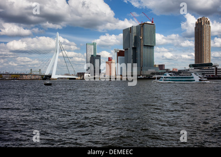Il centro della città di Rotterdam, Nieuwe Maas del fiume e del Ponte Erasmus in Paesi Bassi, South Holland provincia. Foto Stock
