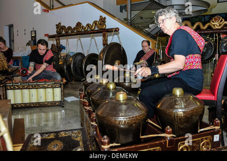 Belfast, Irlanda del Nord, xx Settembre 2013 - Un cinese percussion group eseguire durante il Belfast cultura notte. Credito: Stephen Barnes/Alamy Live News Foto Stock