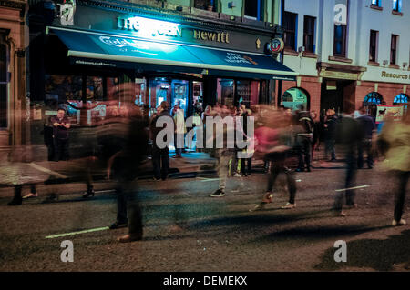 Belfast, Irlanda del Nord, xx Settembre 2013 - Una folla di persone a piedi passato il John Hewitt pub di notte. Credito: Stephen Barnes/Alamy Live News Foto Stock