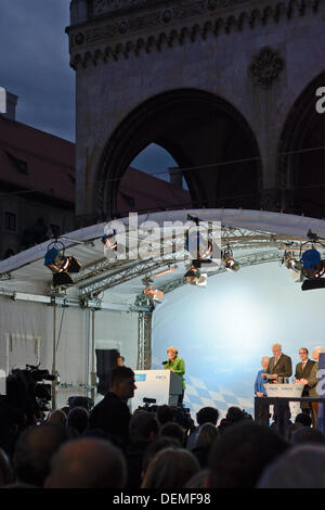 Monaco di Baviera, Germania. Xx Settembre 2013. Il cancelliere Angela Merkel e CSU Chef Horst Seehofer campagne di sensibilizzazione sull'Odeonsplatz a Monaco di Baviera Credito: Steven Jones/Alamy Live News Foto Stock