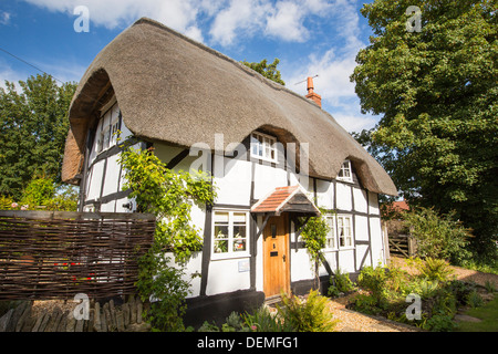 Un vecchio attraente casa di paglia nel castello Elmley nella valle di Evesham, Worcestershire, Regno Unito. Foto Stock