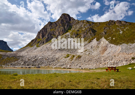 Laghetto di montagna delle Alpi francesi, al di sopra di Plagne villaggi, comune nella Valle Tarentaise, Savoie dipartimento in Francia Foto Stock