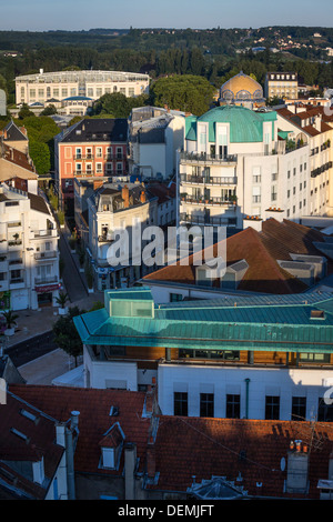 A Vichy, il 'Quattro percorsi' Shopping Centre e il neo stile moresco cupola della dome acqua-Stabilimento di indurimento (Francia). Foto Stock