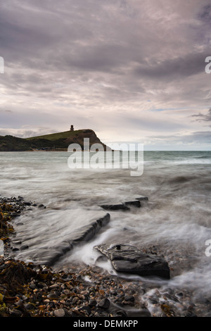 Onde che si infrangono sulle rocce in un giorno di tempesta a Kimeridge bay, Dorset Foto Stock