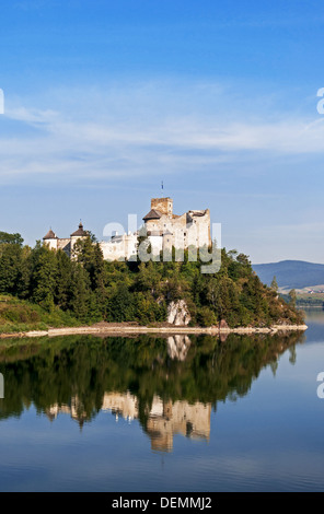 Castello medievale in Niedzica, Polonia, con la riflessione in artificiale Czorsztyn lago sul fiume Dunajec. Foto Stock