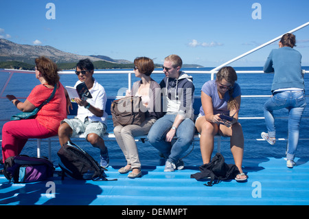 I passeggeri a bordo di un traghetto sul mar Ionio da Saranda in Albania a Corfù. Foto Stock