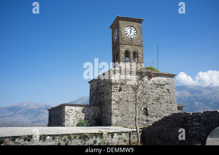 Castello del XIII secolo nella città albanese di Gjirokaster, luogo di nascita dell'ex leader comunista albanese Enver Hoxha e scrittore Ismail Kara Foto Stock