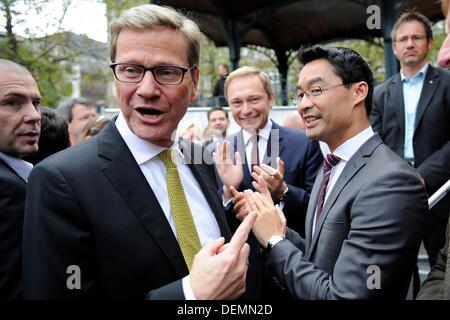 Duesseldorf, Germania. Xxi Sep, 2013. Federale Ministro degli esteri Guido Westerwelle (L), presidente del Land Renania settentrionale-Vestfalia (C) Christian Lindner e presidente federale Philipp Roesler (R), tutti i membri del Partito Democratico Libero (FDP) stand insieme a nationwide rally di chiusura della FDP a Duesseldorf in Germania, 21 settembre 2013. Foto: MARIUS BECKER/dpa/Alamy Live News Foto Stock