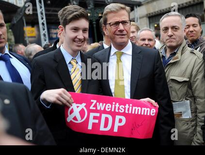 Duesseldorf, Germania. Xxi Sep, 2013. Federale Ministro degli esteri Guido Westerwelle (R) del Partito Democratico Libero (FDP) e un uomo di stare in piedi insieme con un cartello con il titolo "seconda votazione FDP' a Duesseldorf in Germania, 21 settembre 2013. Foto: MARIUS BECKER/dpa/Alamy Live News Foto Stock