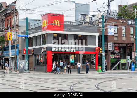 - McCafe McDonald's ristorante fast food ha una foglia di acero sul logo M segno a Toronto in Canada Foto Stock