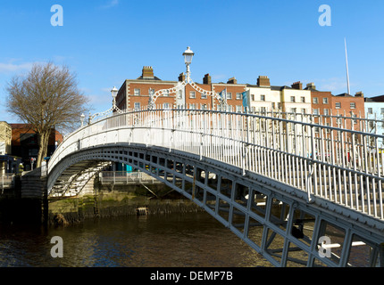 Hapenny Bridge a Dublino in Irlanda Foto Stock