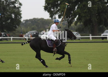 Berkshire, Regno Unito. Il 21 settembre 2013. Royal County of Berkshire Polo Club - Oman aria Trofeo Lambourne Credito: Ernst Klinker/Alamy Live News Foto Stock