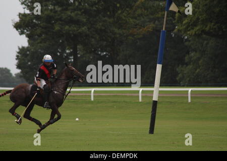 Berkshire, Regno Unito. Il 21 settembre 2013. Royal County of Berkshire Polo Club - Oman aria Trofeo Lambourne Credito: Ernst Klinker/Alamy Live News Foto Stock