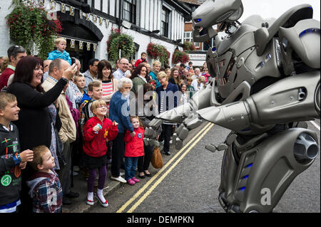 Witham, Essex, Regno Unito. Il 21 settembre 2013. Titan Robert interagendo con i membri del pubblico a Witham Festival Internazionale del Teatro di Figura. Fotografo: Gordon Scammell/Alamy Live News Foto Stock