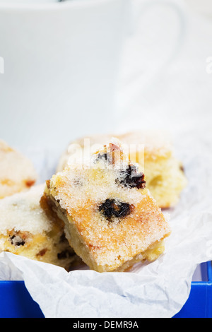 Primo piano di un piccolo e tradizionale Natale tedesco stollen pezzo di torta Foto Stock