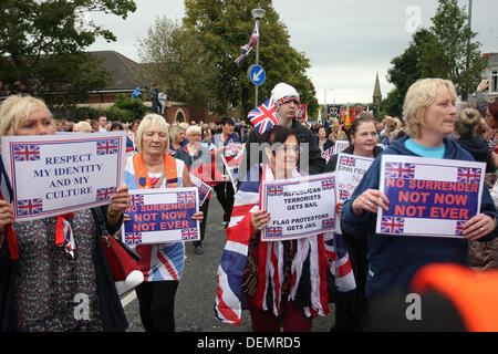 Belfast, Irlanda del Nord, Regno Unito. Xxi Sep, 2013. Manifestanti lealisti parade all'Woodvale Road a Belfast nord in segno di protesta della parate Commissione pronunciarsi sulla rotta di sfilate a seguito del dodicesimo di luglio tafferugli in città - Credit: Kevin Scott/Alamy Live News Foto Stock