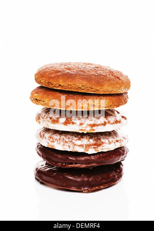 Pila di differenti lebkuchen gingerbread cookies con cioccolato e altri ciliegina su sfondo bianco Foto Stock