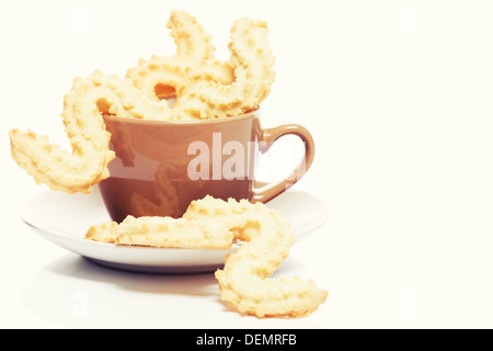 Spritz tradizionali biscotti di Natale nella e a parte una tazza di caffè Foto Stock