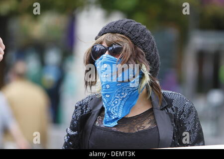 Dublino, Irlanda. 21 settembre 2013. Un manifestante mascherato è raffigurato. Irish attivisti anti-fascisti terrà una manifestazione di protesta a sostegno di Greco anti-fascisti al di fuori dell'Ufficio Generale delle Poste (GPO). La protesta segue giorni dopo il presunto omicidio del rapper greco Pavlos Fyssas da un membro di estrema destra greco partito Golden Dawn. Credito: Michael Debets/Alamy Live News Foto Stock