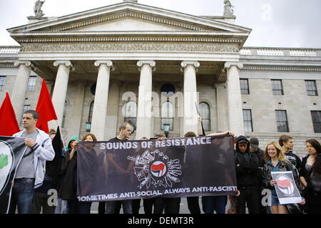 Dublino, Irlanda. 21 settembre 2013. Anti-fascicst gli attivisti hanno assemblato fuori il GPO, tenendo diversi banner e bandiere rosse. L'oggetto Criteri di gruppo può essere visto in background. Irish attivisti anti-fascisti terrà una manifestazione di protesta a sostegno di Greco anti-fascisti al di fuori dell'Ufficio Generale delle Poste (GPO). La protesta segue giorni dopo il presunto omicidio del rapper greco Pavlos Fyssas da un membro di estrema destra greco partito Golden Dawn. Credito: Michael Debets/Alamy Live News Foto Stock