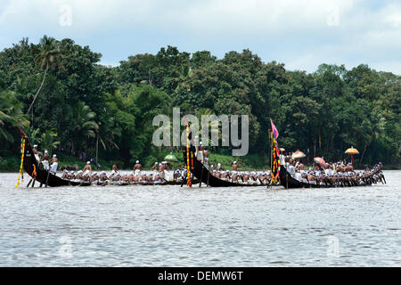 Il Aranmula Boat Race la più antica barca fluviale fiesta in Kerala, il South Western stato dell India è tenuto durante Onam (agosto-settembre). Si svolge a Aranmula, nei pressi di un tempio indù dedicato al Signore Krishna e Arjuna. Il serpente barche si spostano in coppie a ritmo di full-throated cantando e gridando guardato da un entusiasmante folla. Foto Stock