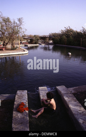 Una piscina di acqua di Ein Feshkha o Einot Tzukim riserva naturale chiamato per una molla di acqua salmastra in zona sulla costa nord-occidentale del Mar Morto Israele Foto Stock