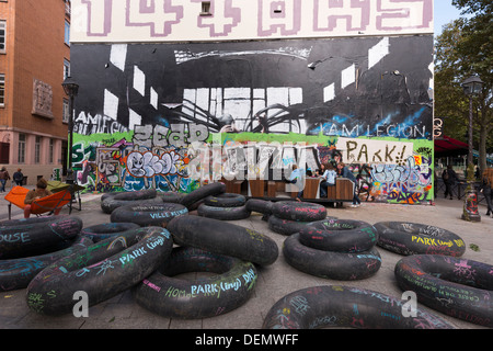 Graffiti e la vita di strada a Parigi, Francia Foto Stock