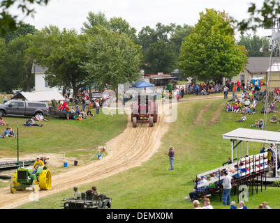 Antichi trattori a vapore sono sul display la roccia di fiume vicino Thresheree Edgerton, Wisconsin. 2 Settembre 2013 Foto Stock