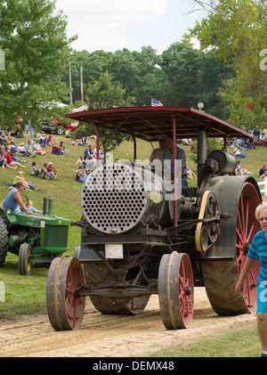 Un antico trattore a vapore le emozioni della folla durante la parata giornaliera alla roccia di fiume, Thresheree Edgerton, Wisconsin; 2 settembre 201 Foto Stock