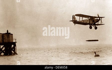 Il biplano britannico far cadere un siluro durante il WW1 Foto Stock