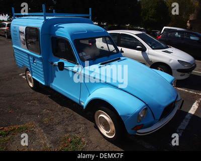 Il Citroën Acadiane è un veicolo commerciale francese prodotto tra il 1978 e il 1987. È una versione furgone del Citroën 2CV, progettata per l'uso commerciale leggero con un design semplice e funzionale e notevole per la sua praticità. Foto Stock