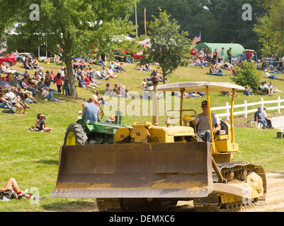 Antichi trattori a vapore (bulldozer Caterpillar) sono sul display la roccia di fiume vicino Thresheree Edgerton, Wisconsin. 2 Settembre 2013 Foto Stock