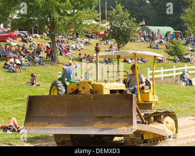 Antichi trattori a vapore (bulldozer Caterpillar) sono sul display la roccia di fiume vicino Thresheree Edgerton, Wisconsin. 2 Settembre 2013 Foto Stock