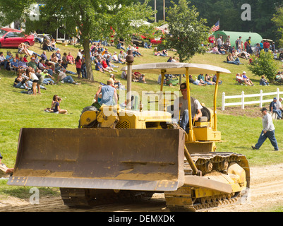 Antichi trattori a vapore (bulldozer Caterpillar) sono sul display la roccia di fiume vicino Thresheree Edgerton, Wisconsin. 2 Settembre 2013 Foto Stock