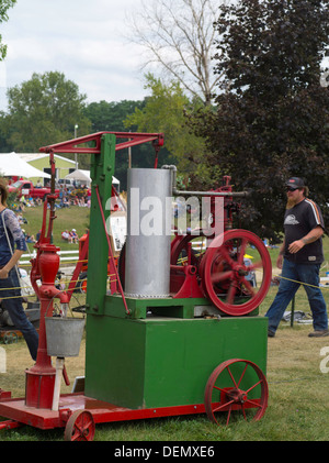 Antichi trattori a vapore (steam pompa acqua) sono sul display la roccia di fiume vicino Thresheree Edgerton, Wisconsin. 2 Settembre 2013 Foto Stock