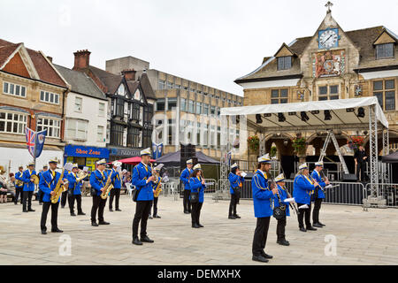 Marching Band dalla foggia regione dell'Italia di eseguire durante il Festival italiano in Peterborough, Inghilterra Foto Stock