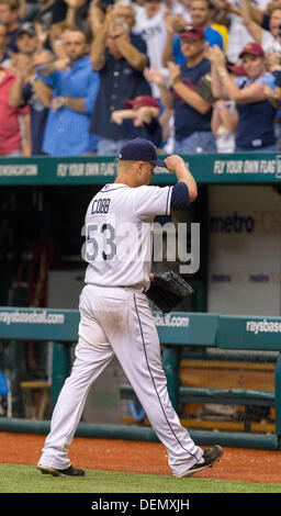 San Pietroburgo, Florida, Stati Uniti d'America. Xxi Sep, 2013. JAMES BORCHUCK | Orari.Alex Cobb suggerimenti il suo cappello alla folla dopo che esce nel nono inning durante il Tampa Bay Rays partita contro i Baltimore Orioles al Tropicana Field Sabato, Sett. 21, 2013 a San Pietroburgo, FL. Credito: James Borchuck/Tampa Bay volte/ZUMAPRESS.com/Alamy Live News Foto Stock