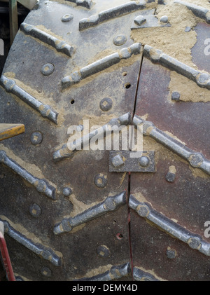 Vista della ruota posteriore con alette, antichi J.I. Caso di trattori a vapore; Rock River Thresheree, Edgerton, WI; 2 settembre 2013 Foto Stock