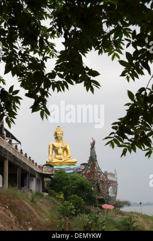 Monumento con il Buddha e elephant figura a Sop Ruak nel triangolo d oro della Thailandia Foto Stock