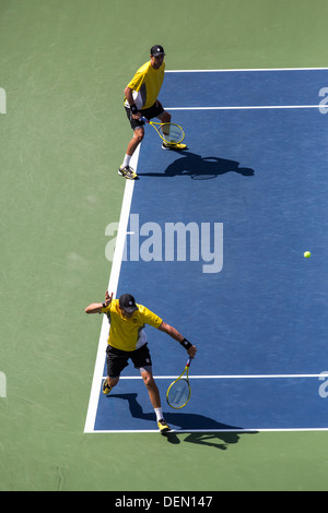 Bob BRYAN e Mike Bryan a competere in uomini doppio semifinali al 2013 US Open Tennis Championships. Foto Stock