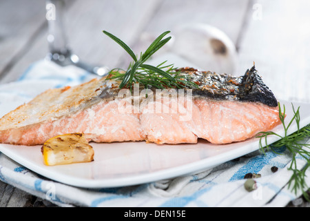 Porzione di salmone fritto con erbe fresche Foto Stock